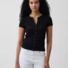 Camiseta moderna de cuello redondo con botones y tejido acanalado