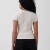 Camiseta moderna de cuello redondo con botones y tejido acanalado