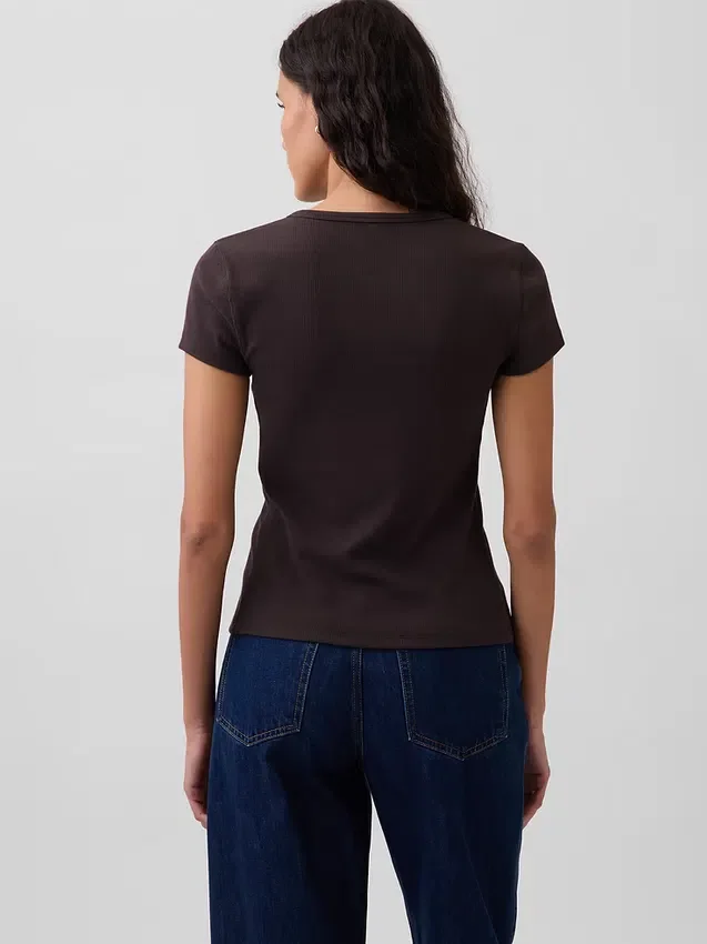 Camiseta moderna de cuello redondo con botones y tejido acanalado