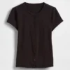 Camiseta moderna de cuello redondo con botones y tejido acanalado