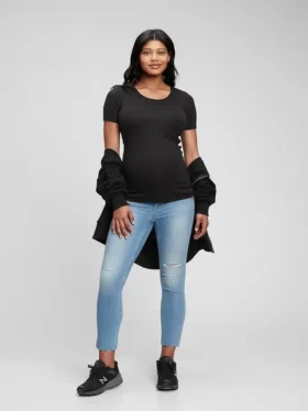 Camiseta premamá moderna de cuello redondo