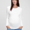 Camiseta premamá moderna de cuello redondo