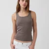 Camiseta sin mangas con cuello redondo acanalado