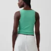 Camiseta sin mangas con cuello redondo acanalado