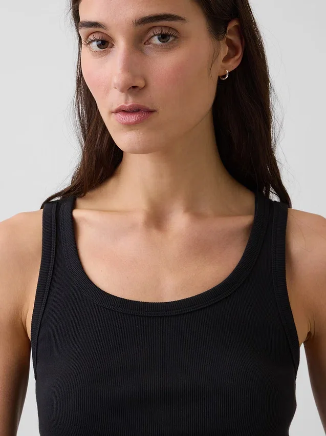 Camiseta sin mangas con cuello redondo acanalado