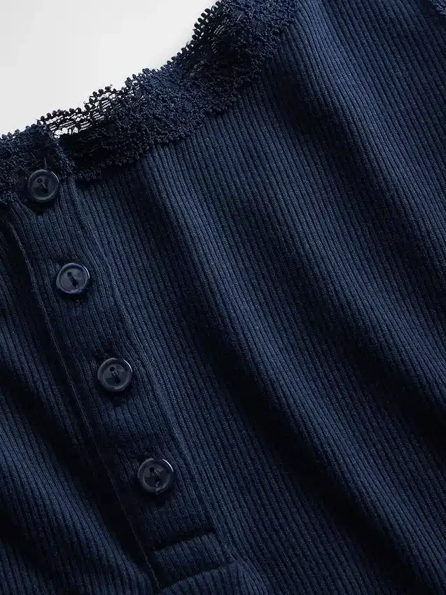 Camiseta sin mangas de pijama tipo Henley con encaje de canalé fino