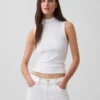 Camiseta sin mangas moderna con cuello alto