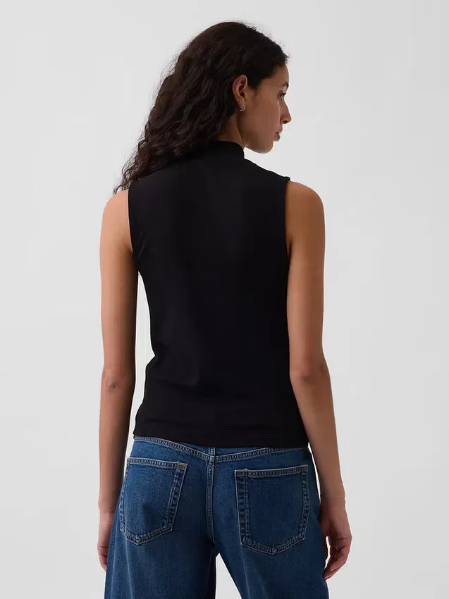 Camiseta sin mangas moderna con cuello alto