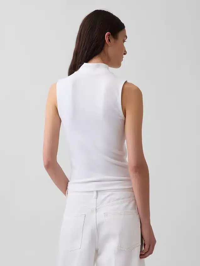 Camiseta sin mangas moderna con cuello alto
