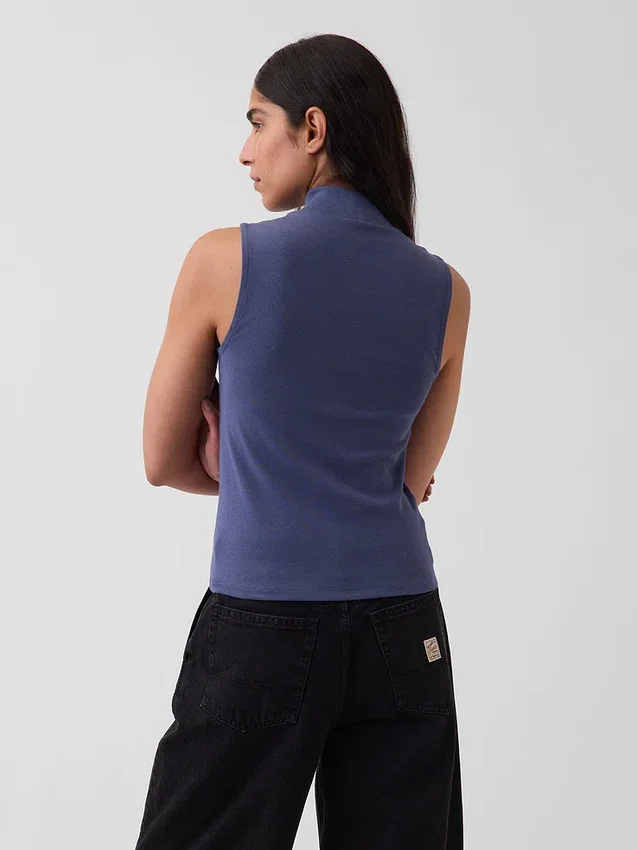 Camiseta sin mangas moderna con cuello alto