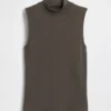 Camiseta sin mangas moderna con cuello alto