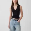Camiseta sin mangas moderna con cuello en V
