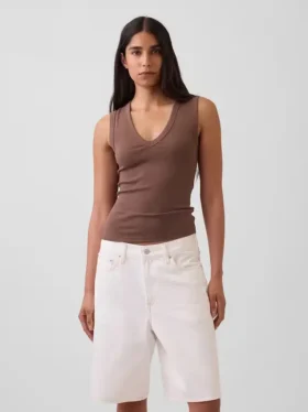 Camiseta sin mangas moderna con cuello en V