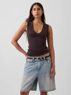 Camiseta sin mangas moderna con cuello en V