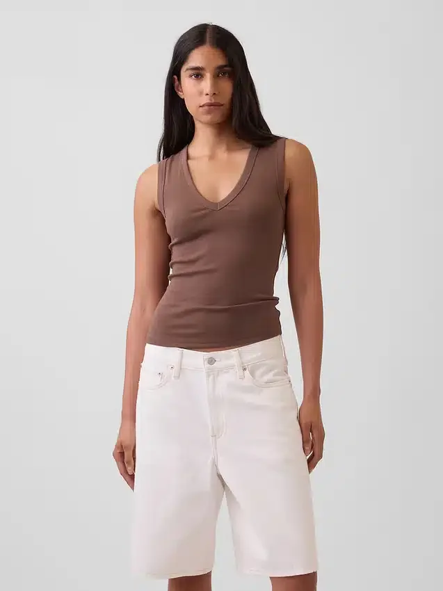 Camiseta sin mangas moderna con cuello en V