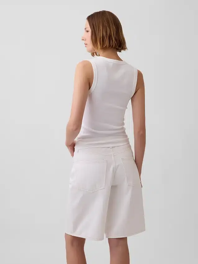 Camiseta sin mangas moderna con cuello en V