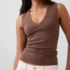 Camiseta sin mangas moderna con cuello en V