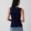 Camiseta sin mangas moderna de cuello redondo