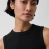 Camiseta sin mangas moderna de cuello redondo