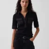 Camiseta utilitaria moderna con mangas hasta el codo