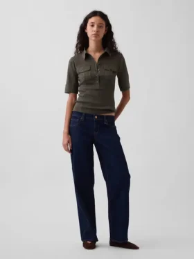 Camiseta utilitaria moderna con mangas hasta el codo