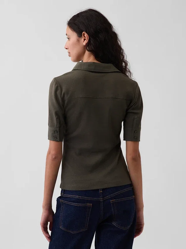 Camiseta utilitaria moderna con mangas hasta el codo