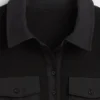 Camiseta utilitaria moderna con mangas hasta el codo
