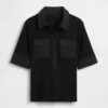 Camiseta utilitaria moderna con mangas hasta el codo
