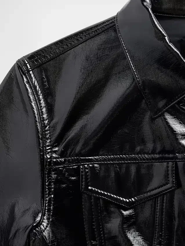 Chaqueta corta de charol vegano de Gapstudio