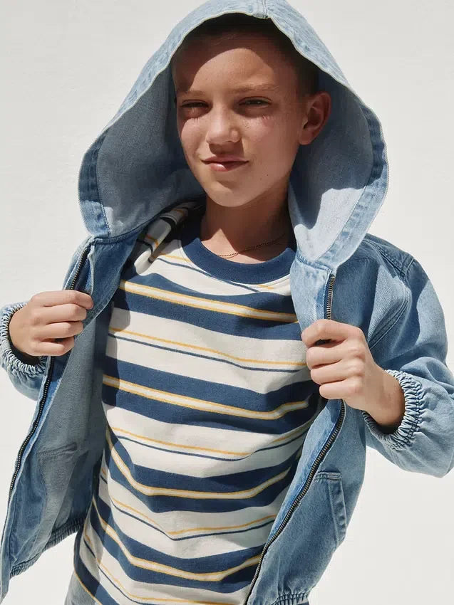 Chaqueta de mezclilla con capucha de corte holgado para niños