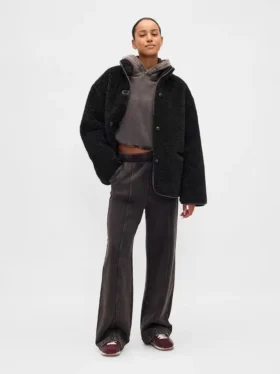 Chaqueta de sherpa reciclado con ribetes de cuero vegano