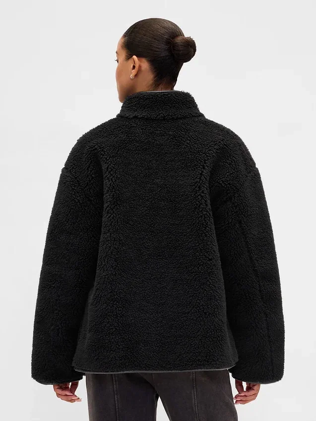 Chaqueta de sherpa reciclado con ribetes de cuero vegano