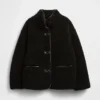 Chaqueta de sherpa reciclado con ribetes de cuero vegano
