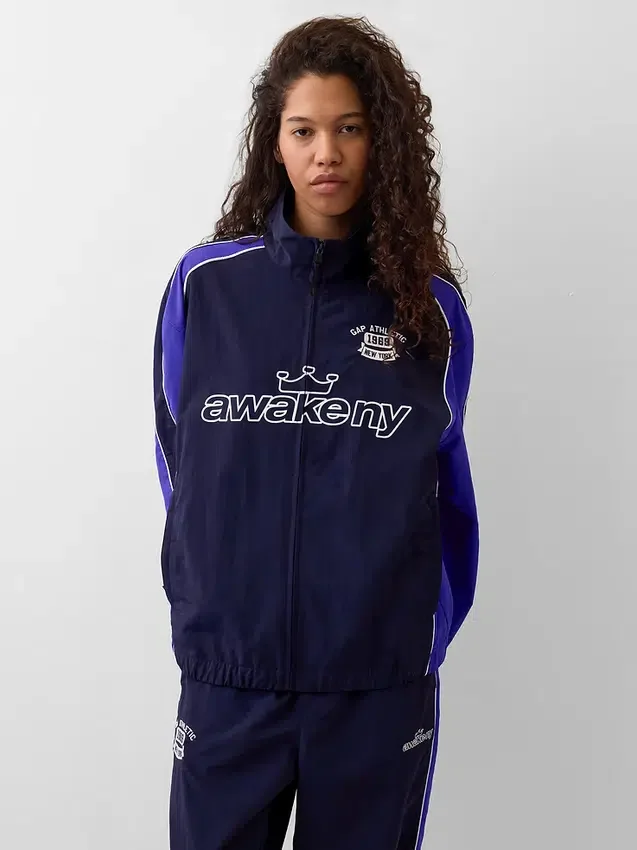 Chaqueta deportiva oversize reciclada GAP × Awake Ny