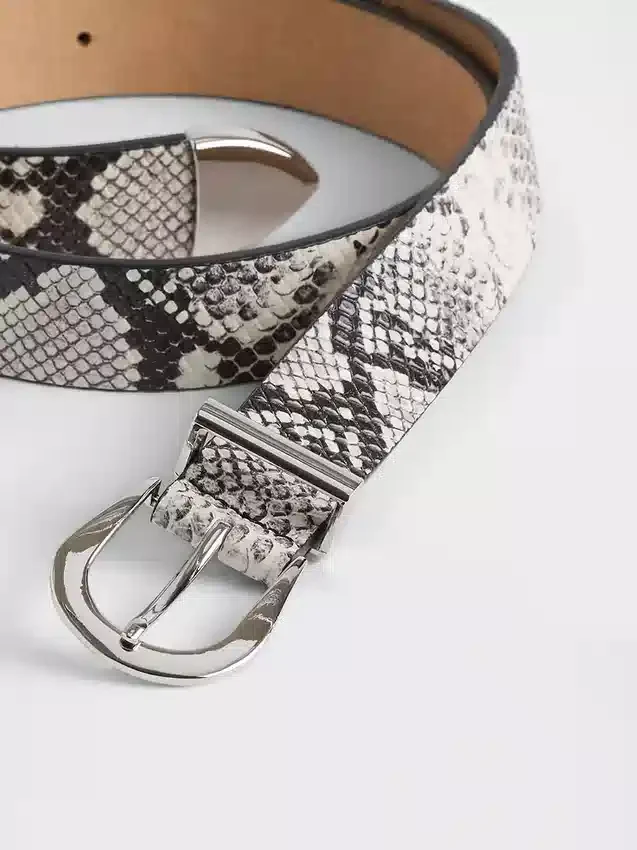 Cinturón de cuero con estampado de serpiente