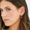 Colgante de flor rosa intenso de Pierced Co para aretes tipo huggie