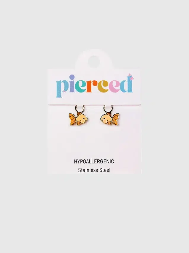 Colgantes de peces dorados con perforación para aretes Huggie