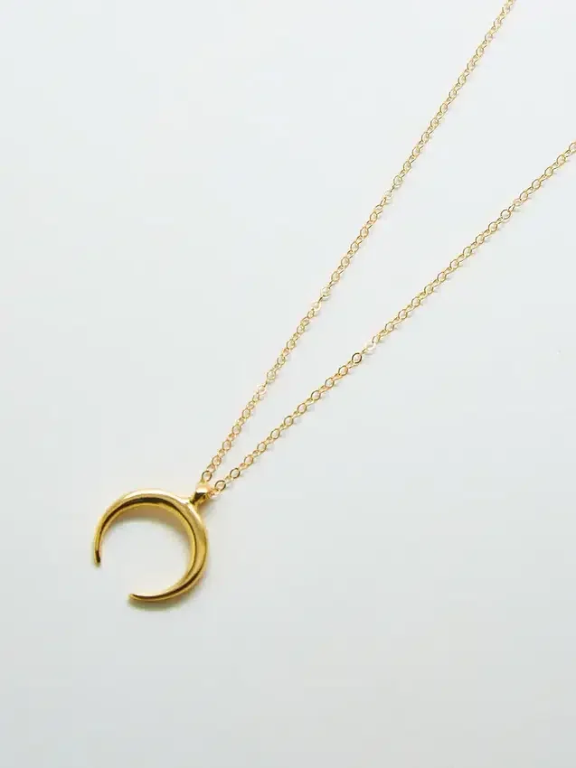 Collar de luna creciente dorado de Admiral Row