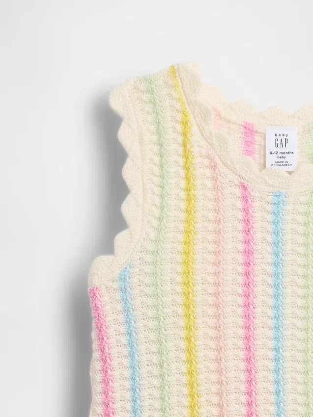 Conjunto de camiseta sin mangas y shorts a rayas de ganchillo para bebé