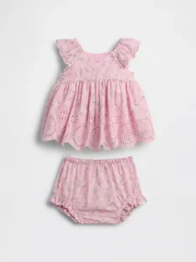 Conjunto de ropa para bebé con ojales
