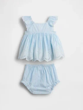Conjunto de ropa para bebé con ojales