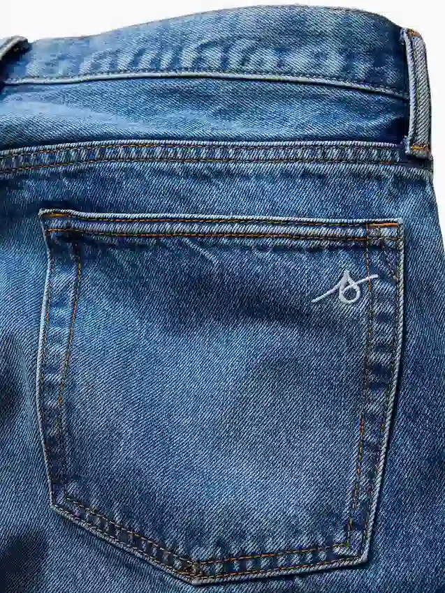 Consigue unos vaqueros azules de corte recto y holgado