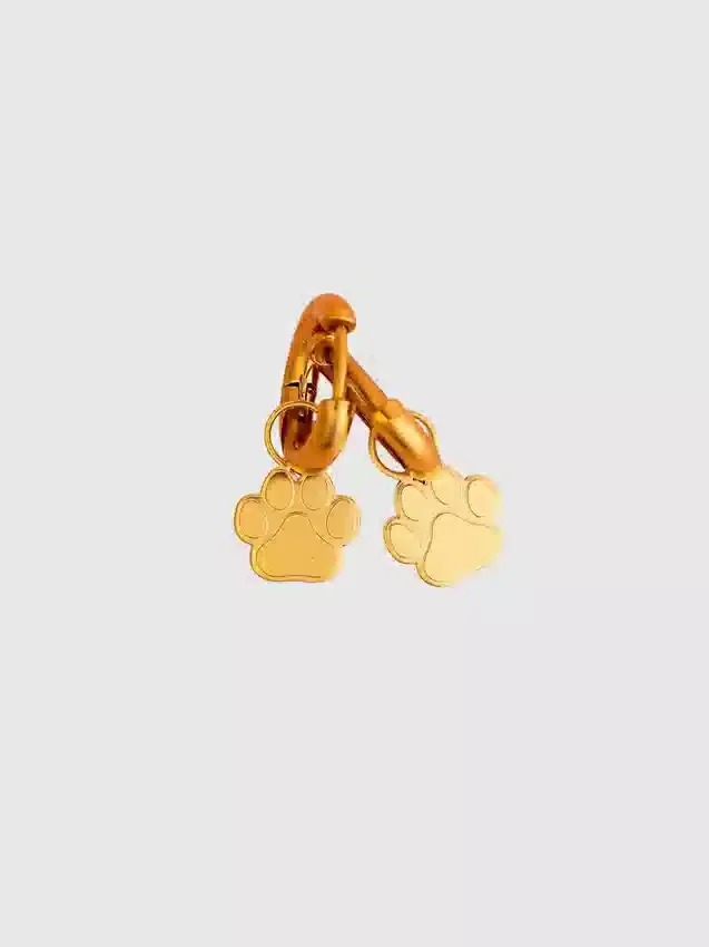 Dije con huella de pata perforado para aretes Huggie