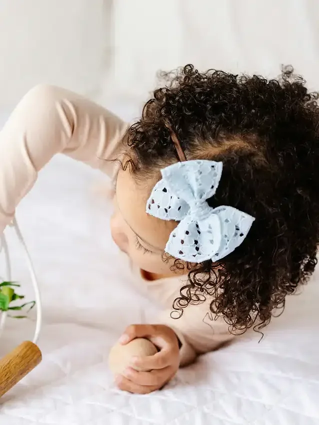 El juego de diademas con moño Hannah