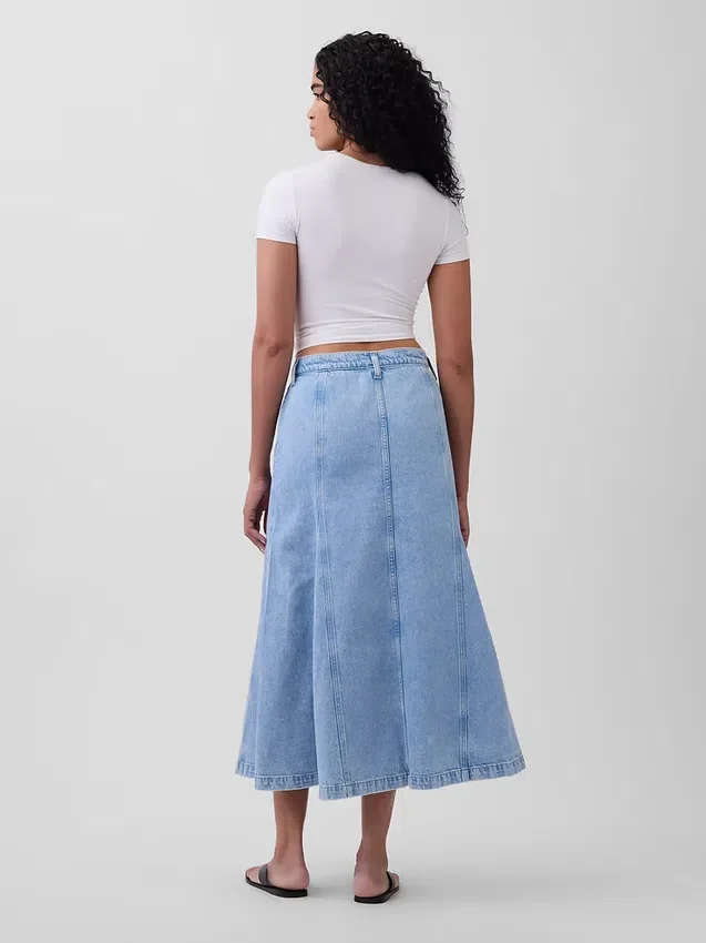 Falda larga de mezclilla con costuras y botones en el frente