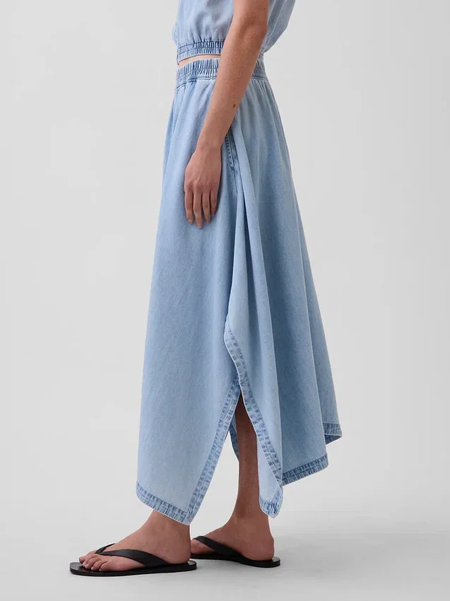 Falda midi de mezclilla con corte en forma de pañuelo