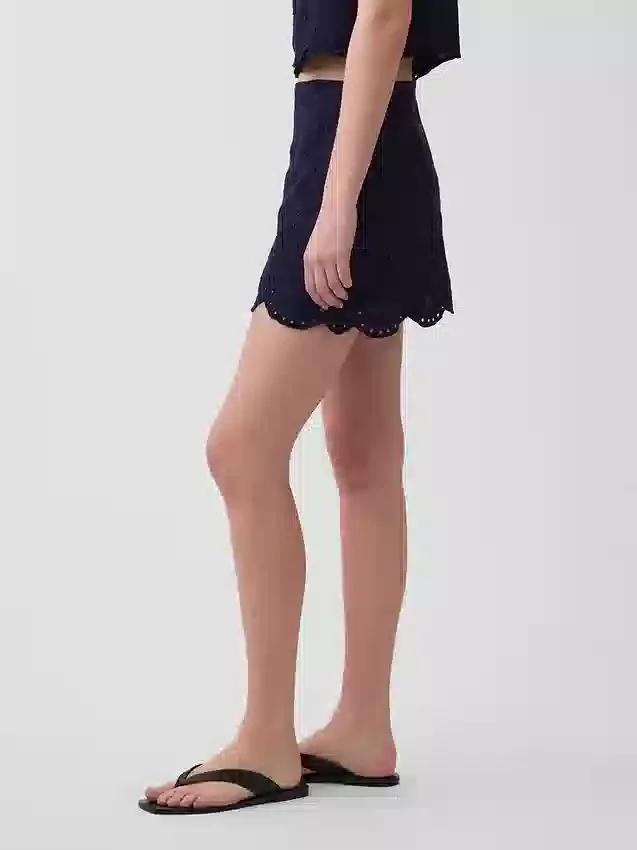 Faldita-pantalón mini con ojales