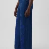 GAP × Hfr: vaqueros extra holgados de talle bajo con estampado floral de Atelier Ndigo