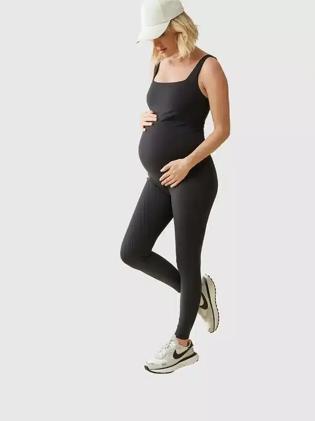 Ingrid e Isabel: el mono deportivo largo negro premamá
