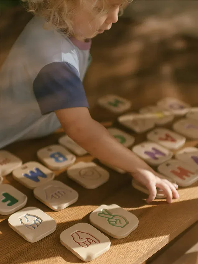 Juego de aprendizaje del alfabeto con señas